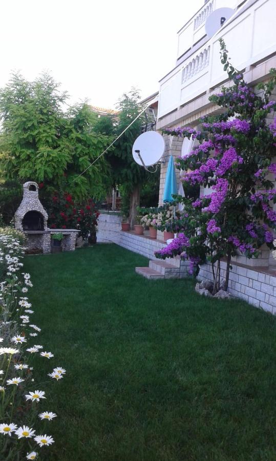 Guest House Lucija Banjol Bagian luar foto