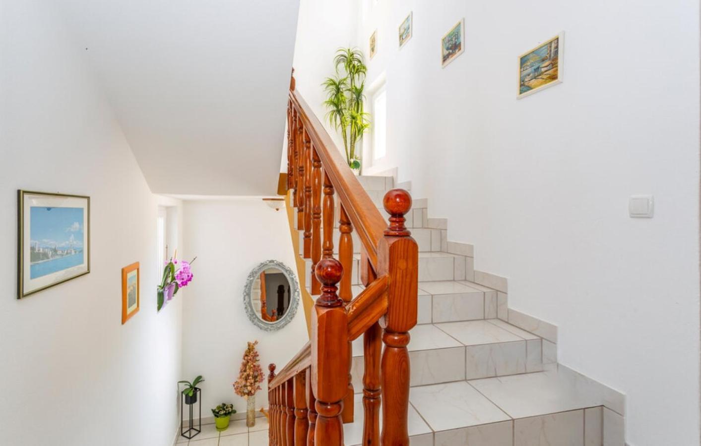 Guest House Lucija Banjol Bagian luar foto