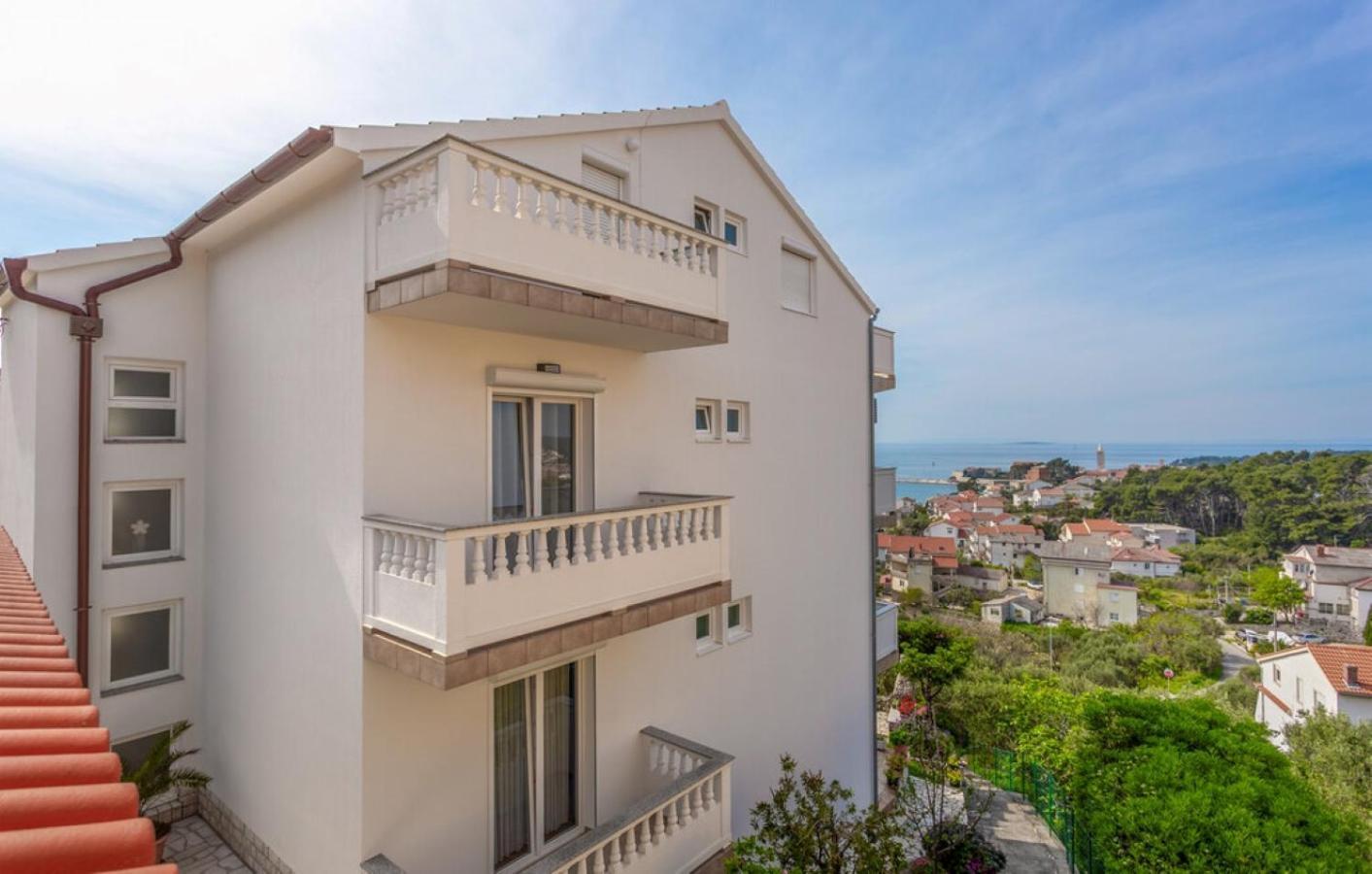 Guest House Lucija Banjol Bagian luar foto