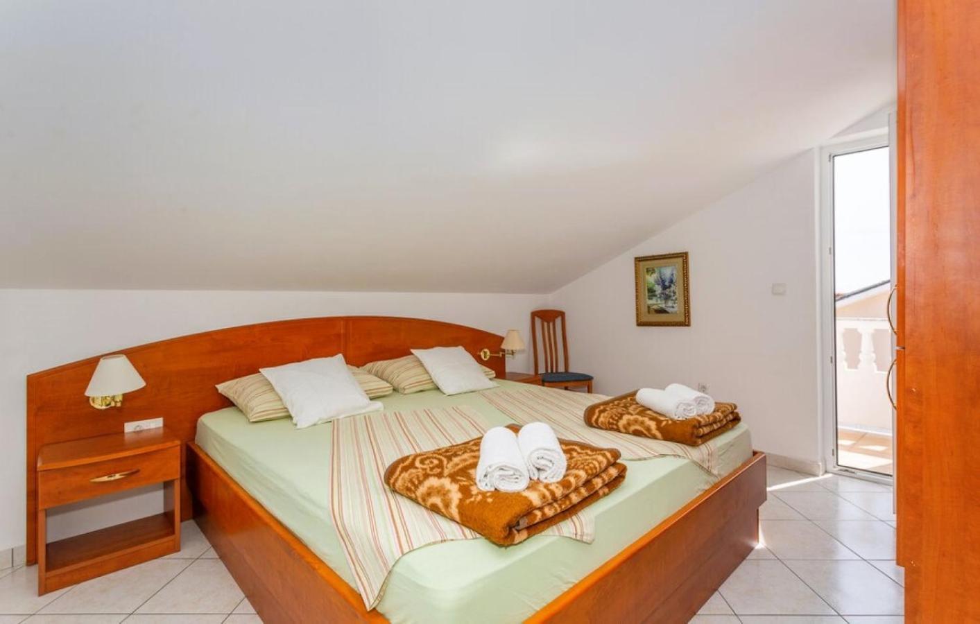 Guest House Lucija Banjol Bagian luar foto