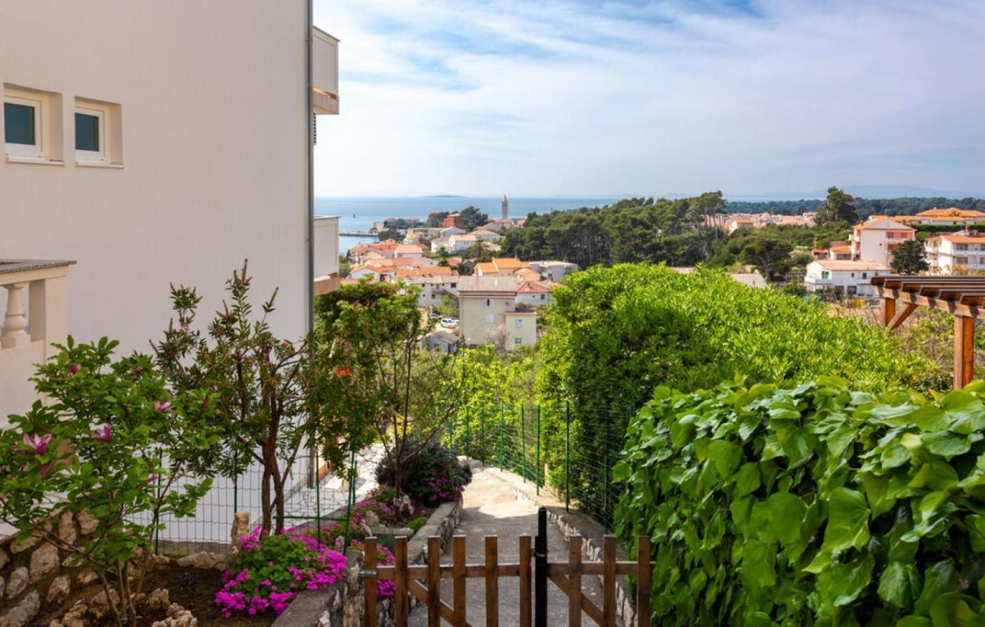 Guest House Lucija Banjol Bagian luar foto