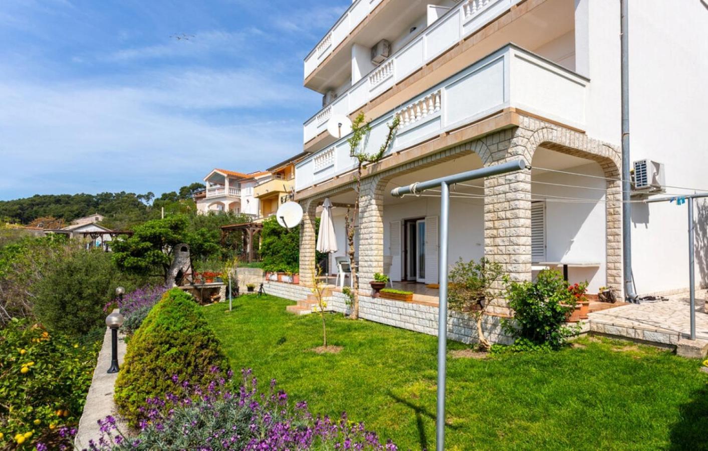 Guest House Lucija Banjol Bagian luar foto