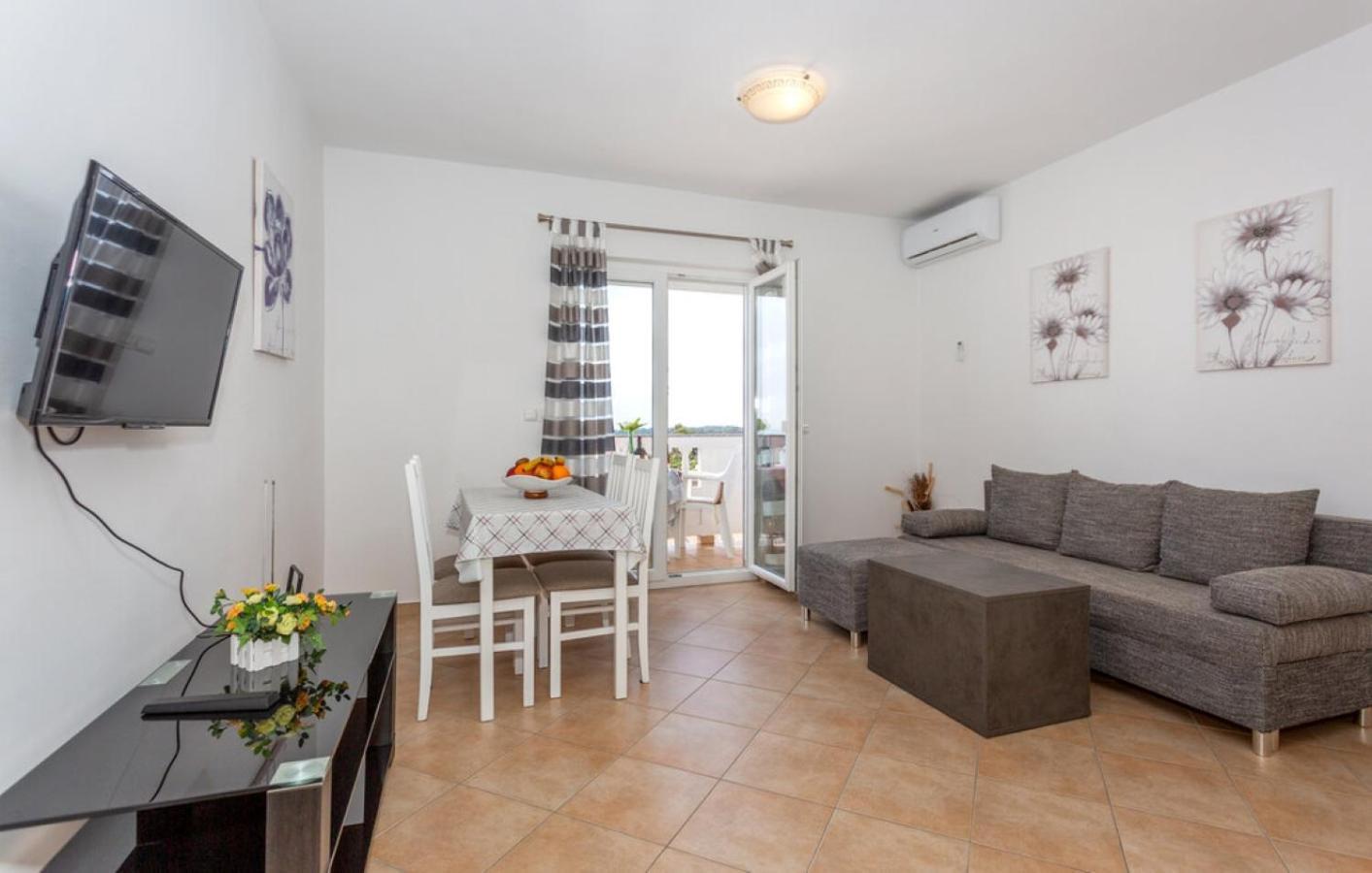 Guest House Lucija Banjol Bagian luar foto