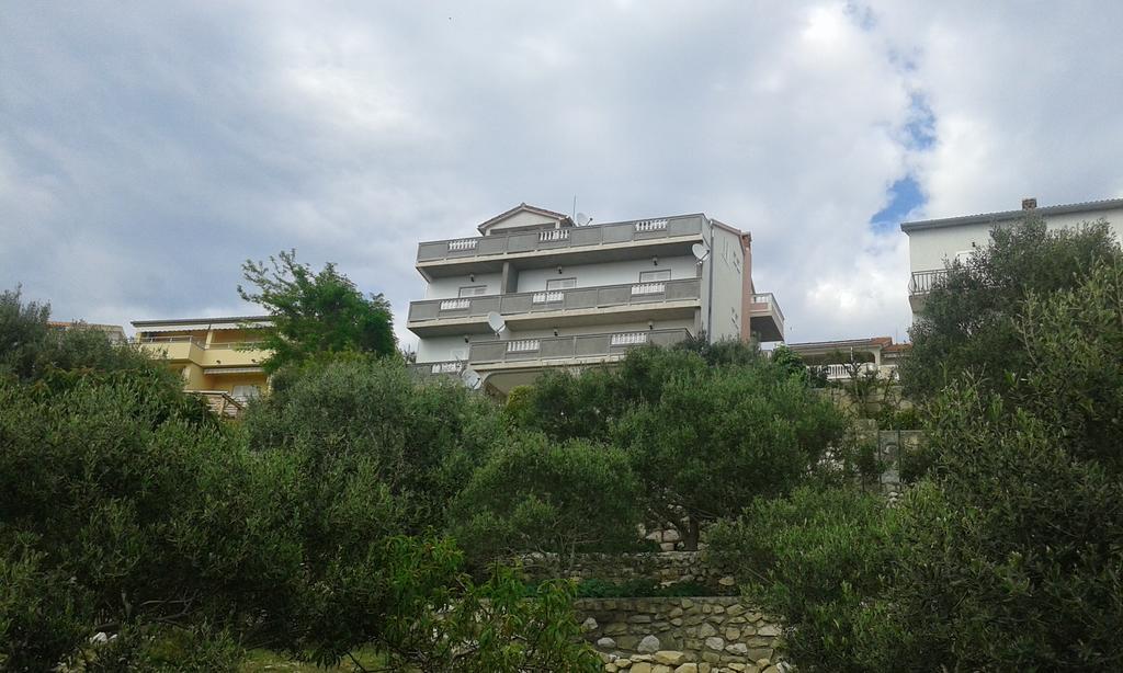 Guest House Lucija Banjol Bagian luar foto