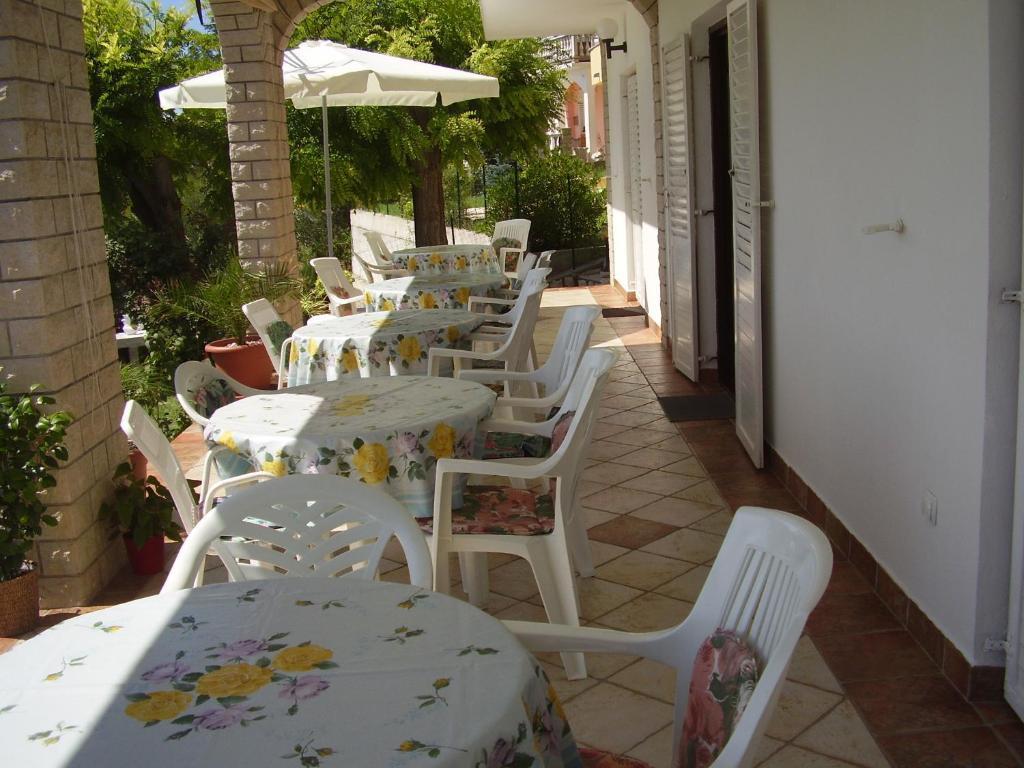 Guest House Lucija Banjol Bagian luar foto