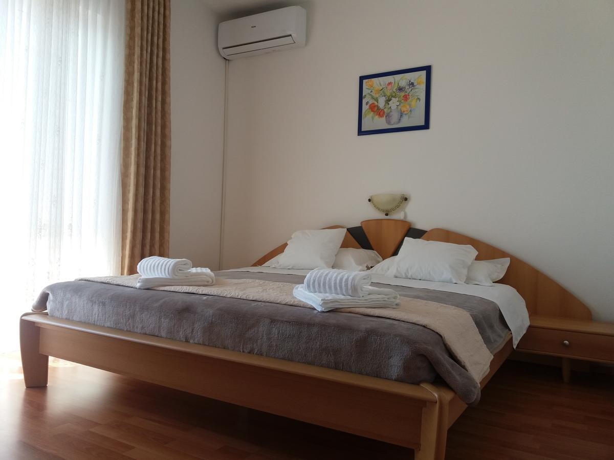 Guest House Lucija Banjol Bagian luar foto